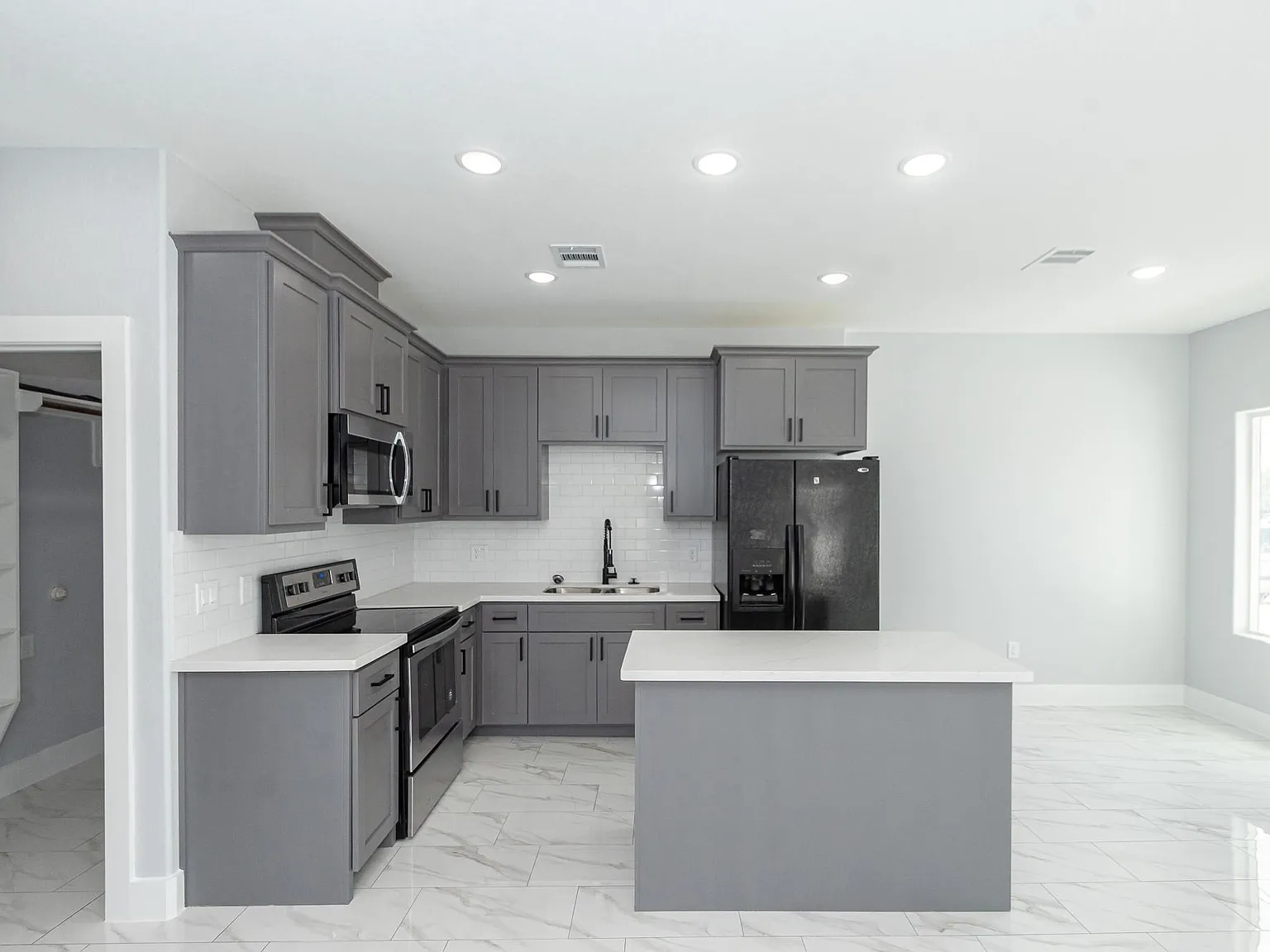 2 bed, 1.0 bath, $1,350 — Photo 4
