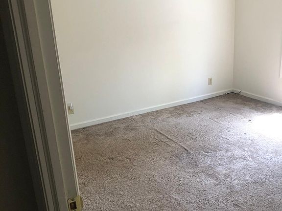 4th image of 18 Trenton Sq