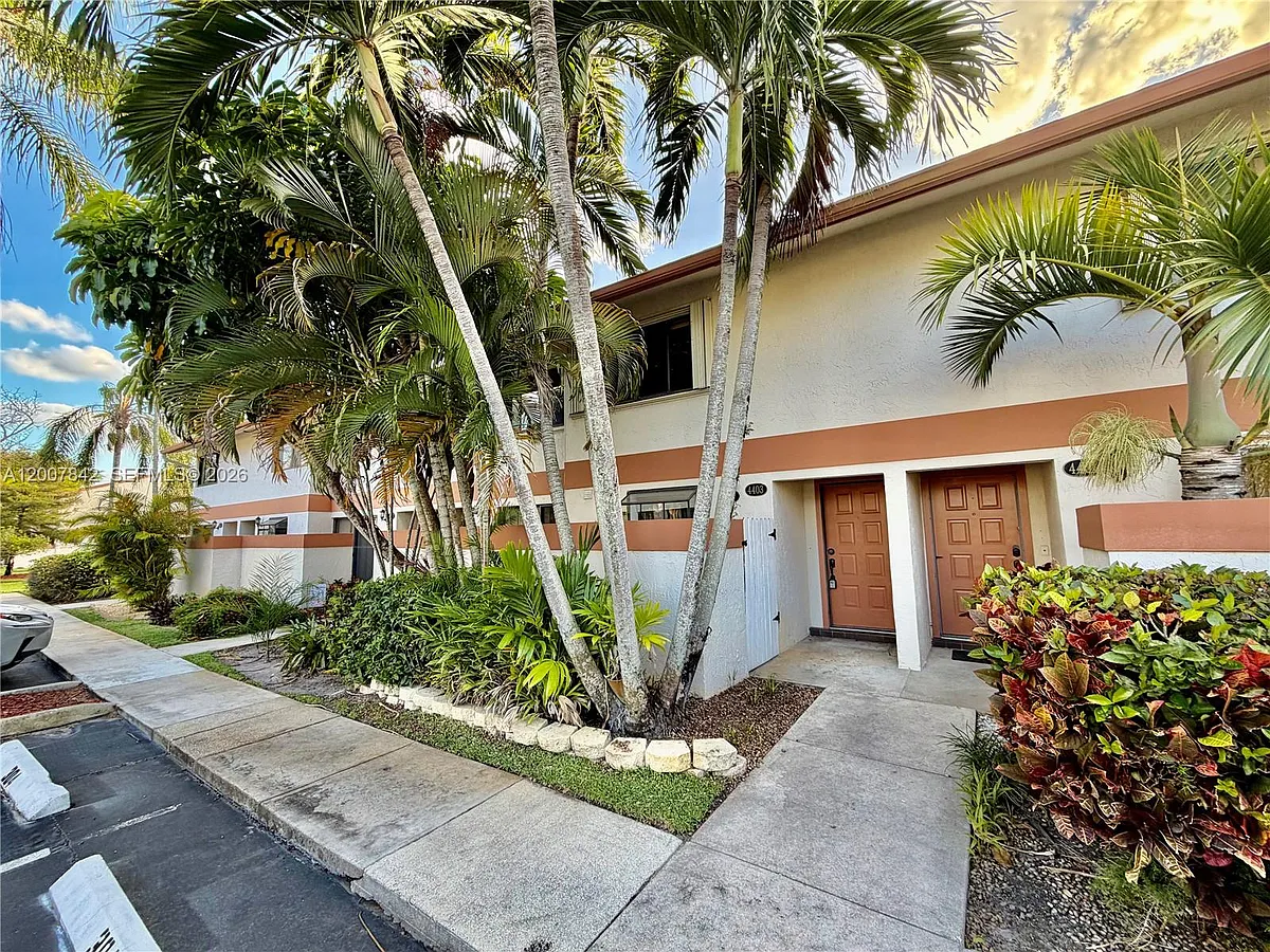 Building Photo - 4403 SW 70th Ter #4403
