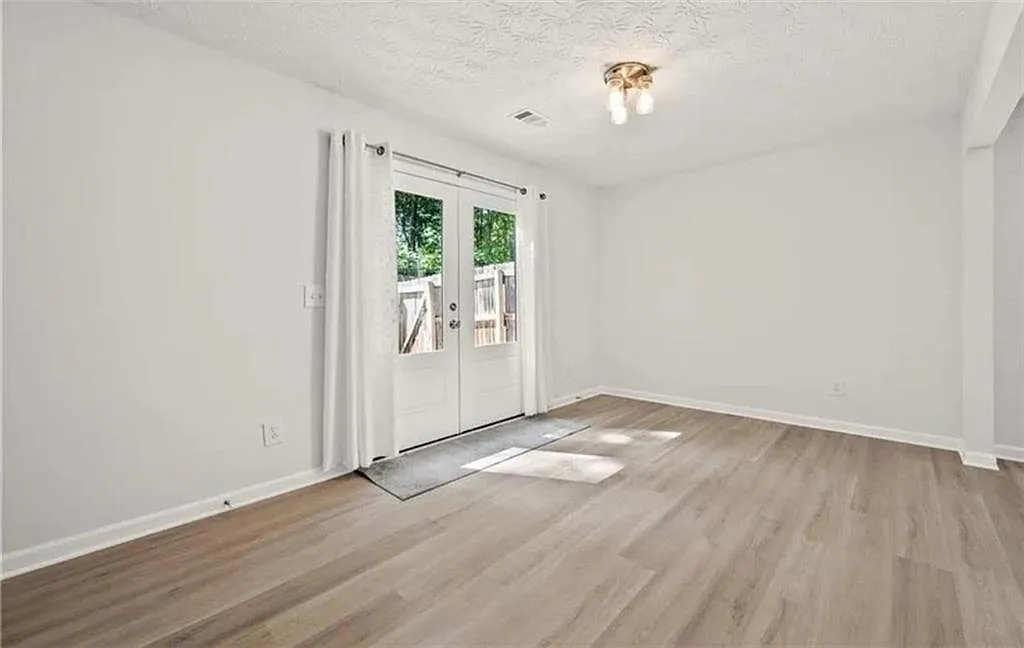 3 bed, 2.5 bath, 1680 sqft, $2,300 — Photo 4