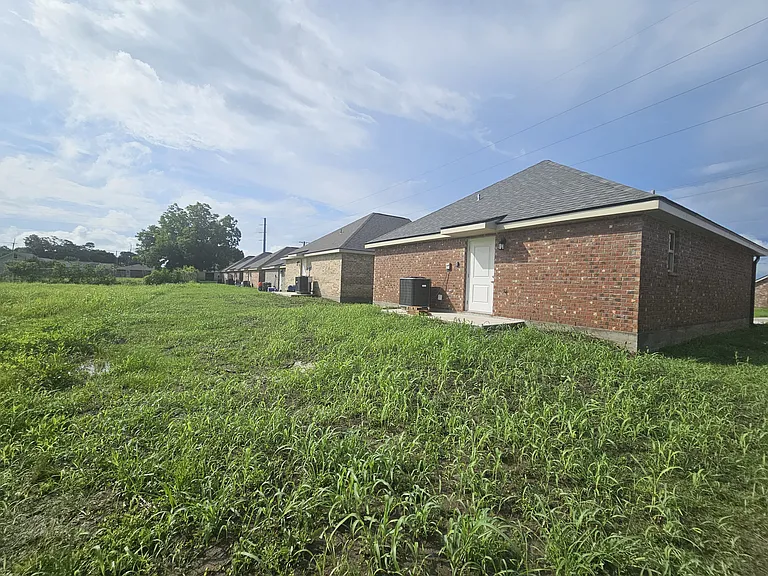 1675 Acadian Dr — Photo 2