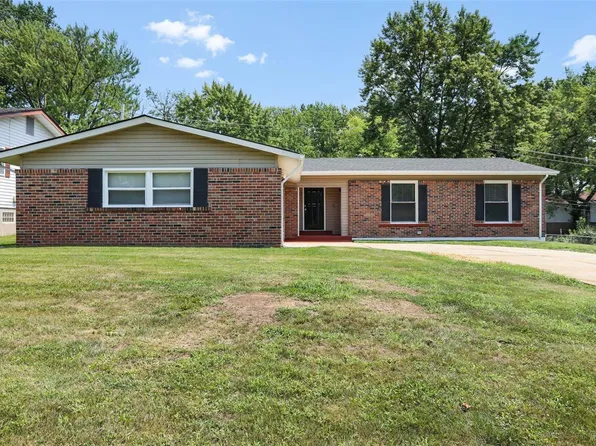 11862 Hidden Lake Dr, Saint Louis, MO 63138