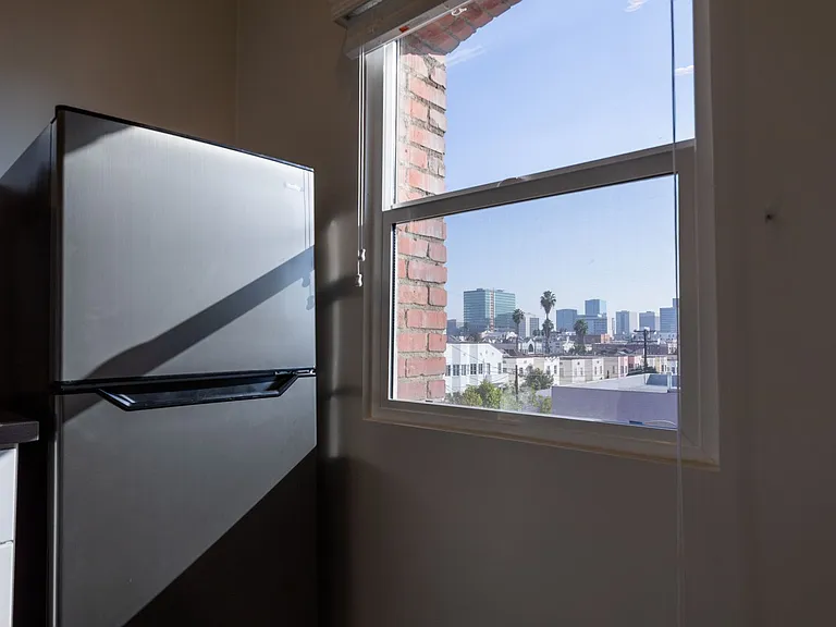 Cozy & Contemporary Studio in Koreatown — Photo 28