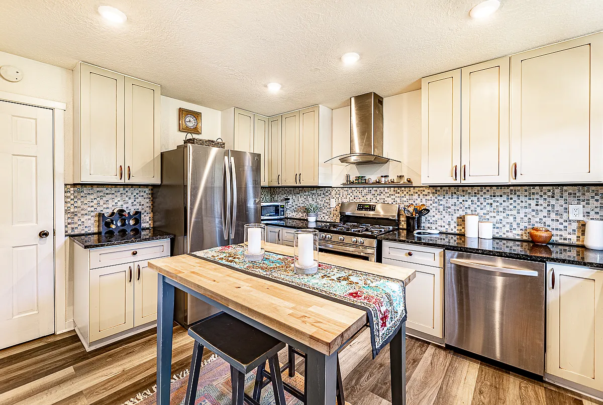 2 bed, 975 sqft, $2,600 — Photo 3