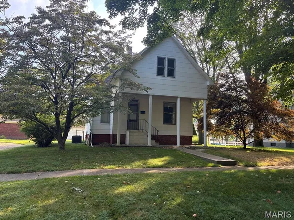 315 S Pine St, Nokomis, IL 62075