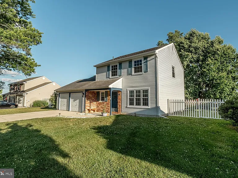 10 Honey Locust Ln — Photo 33