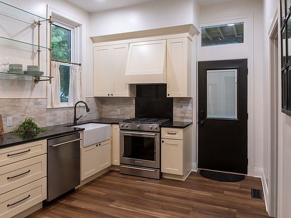 2nd image of 1413 Columbia St #1
