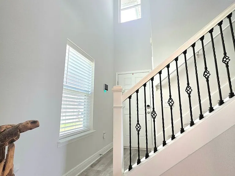 380 Hilburn Ln — Photo 3