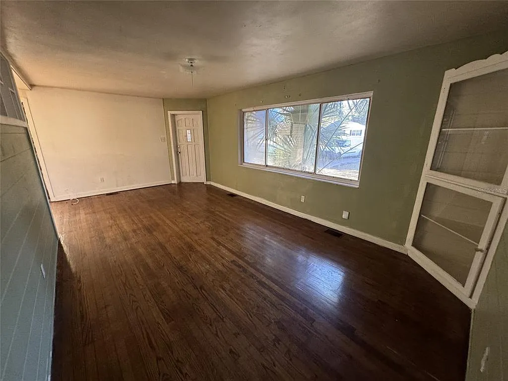 3 bed, 1.0 bath, 902 sqft, $1,095 — Photo 3