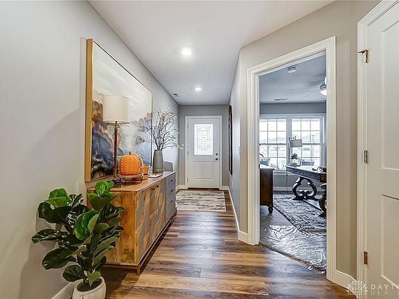 4th image of 1040 E Bentley Cir