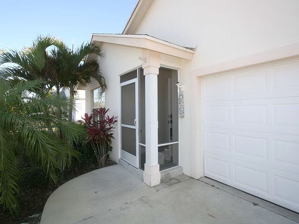 Screened in Front Entryway