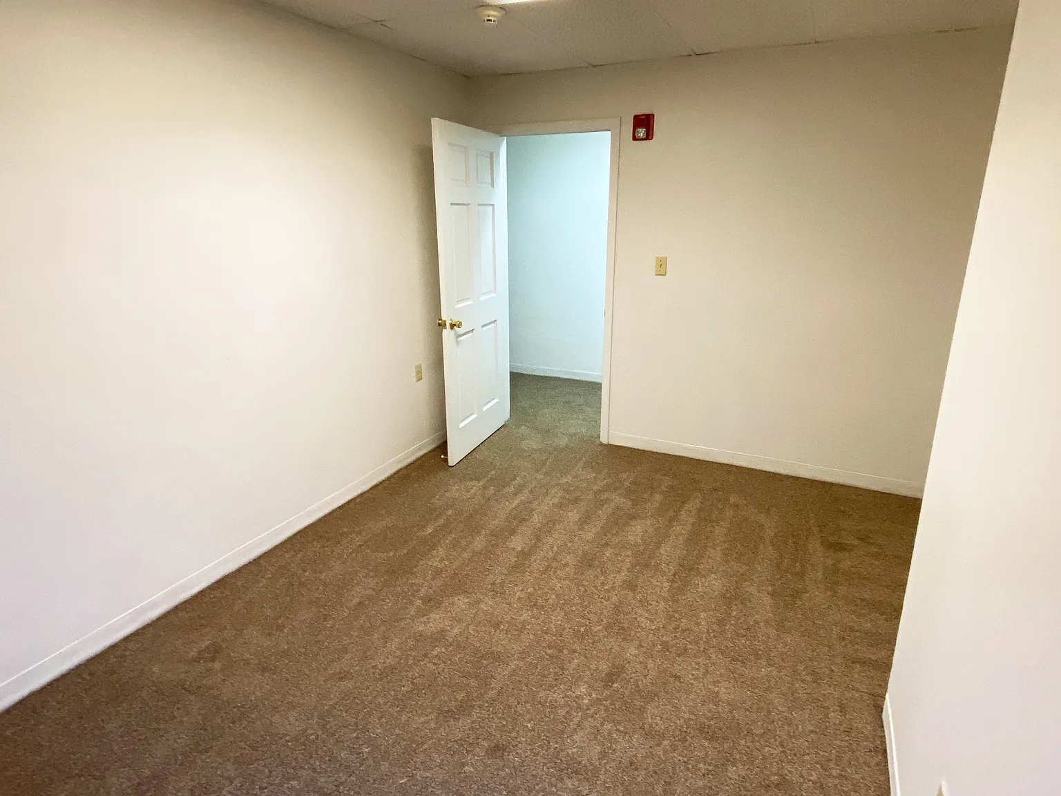 3 bed, 1000 sqft, $2,190 — Photo 2