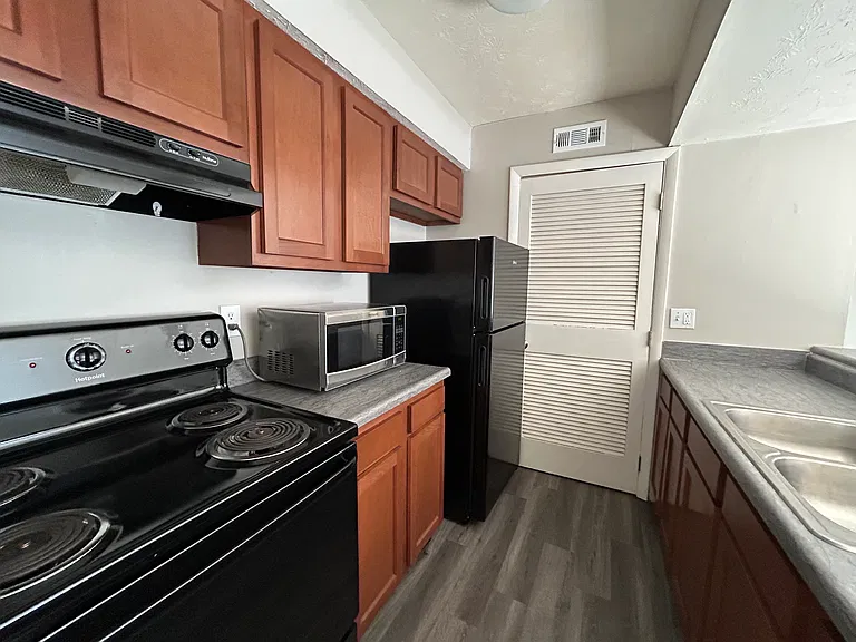 Emberwood Apartments — Photo 7