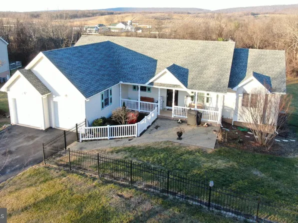 196 Palace Ct, Inwood, WV 25428