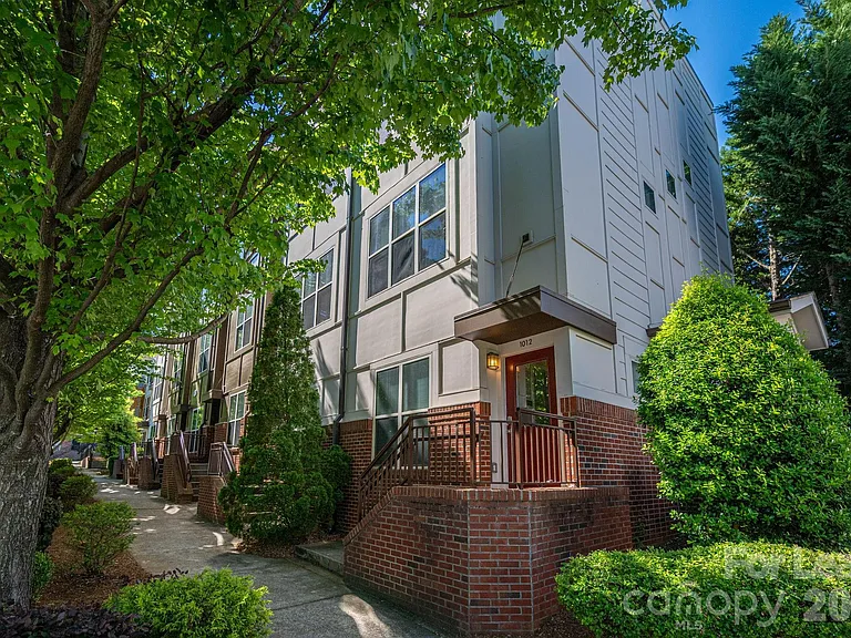 1012 Skyline View Way — Photo 1