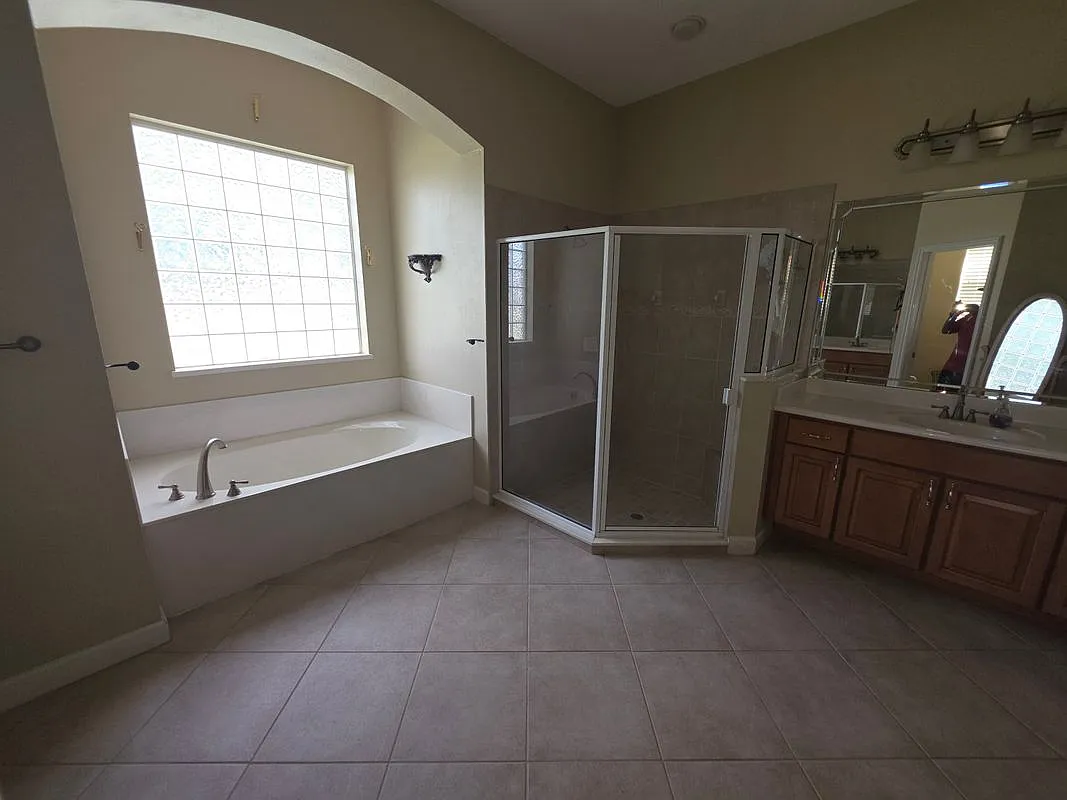 4 bed, 2.0 bath, 2834 sqft, $3,100 — Photo 4