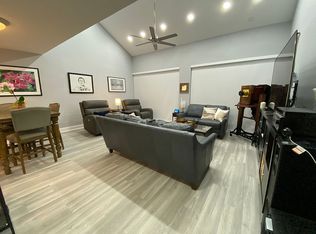 11141 N Lakeview Dr, Hollywood, FL 33026