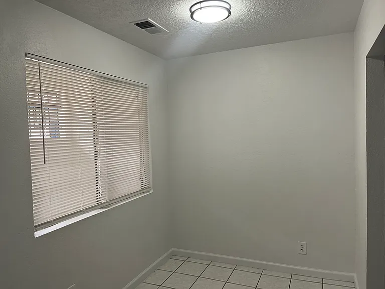 Renovated, Large UNM Area 2 Bed Apt w/ Washer / Dryer and Private Yard — Photo 19