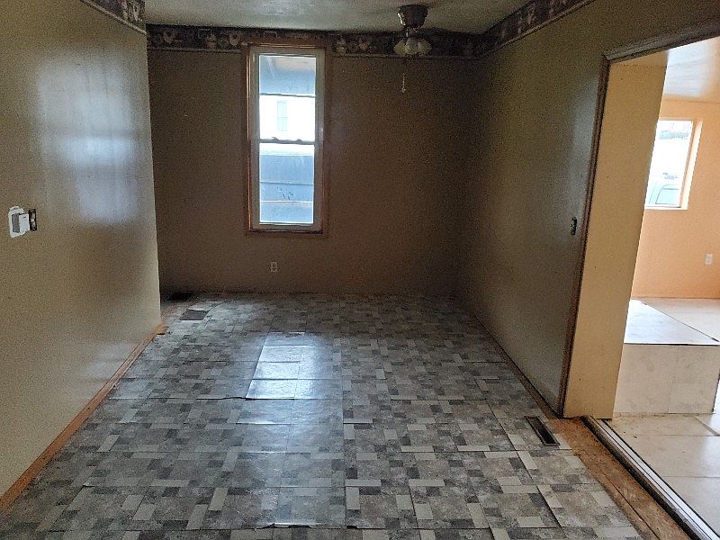 2nd image of 752 N Main St