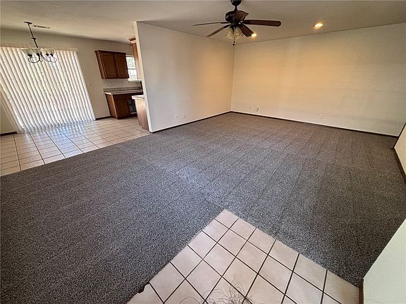 4th image of 822 & 824 N Daisy Ln