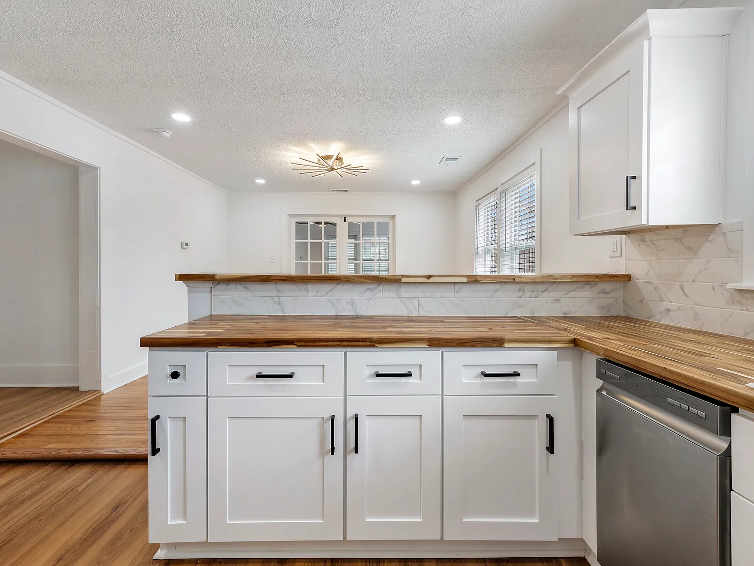 3 bed, 1200 sqft, $2,055 — Photo 2