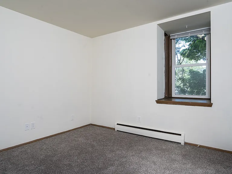 2 Bed / 1 Bath - 1,000 SF - Bedroom