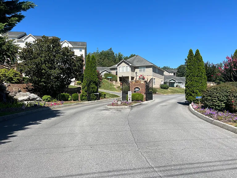 30 Hiddenbrook Ln — Photo 4