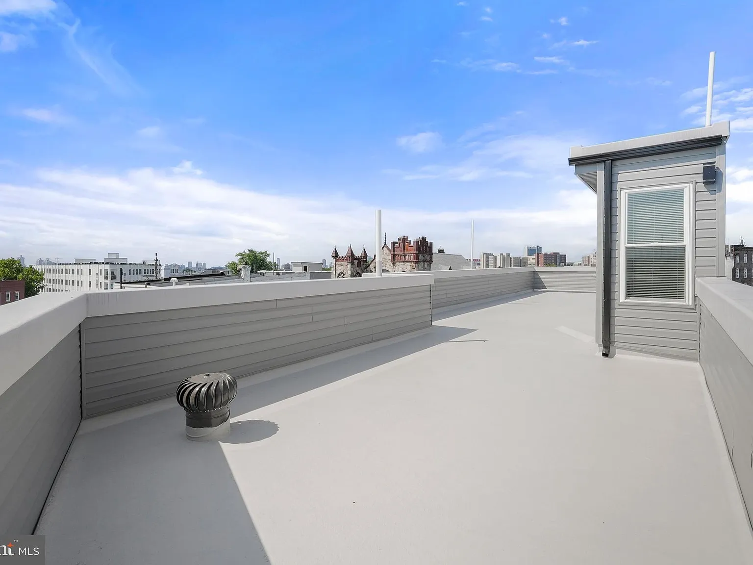 3 bed, 885 sqft, $2,300 — Photo 3