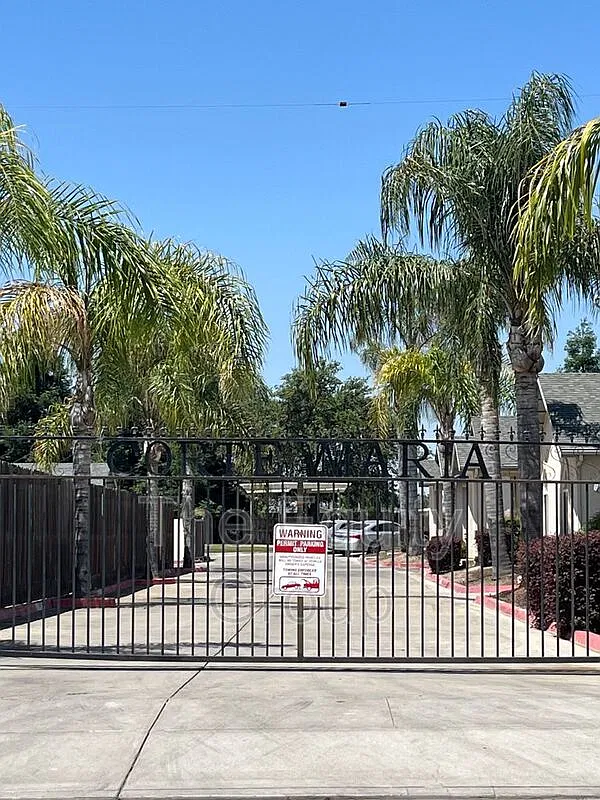 2 bed, 2.0 bath, 900 sqft, $1,575 — Photo 3