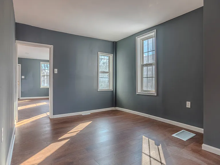 662 Salem Ave — Photo 3