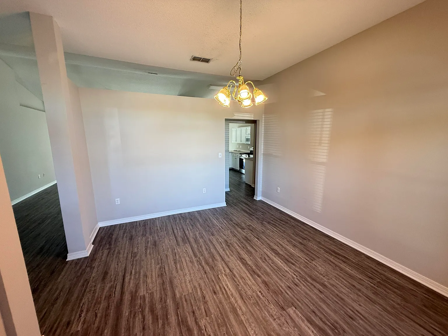 4 bed, 2.0 bath, 2376 sqft, $2,500 — Photo 4