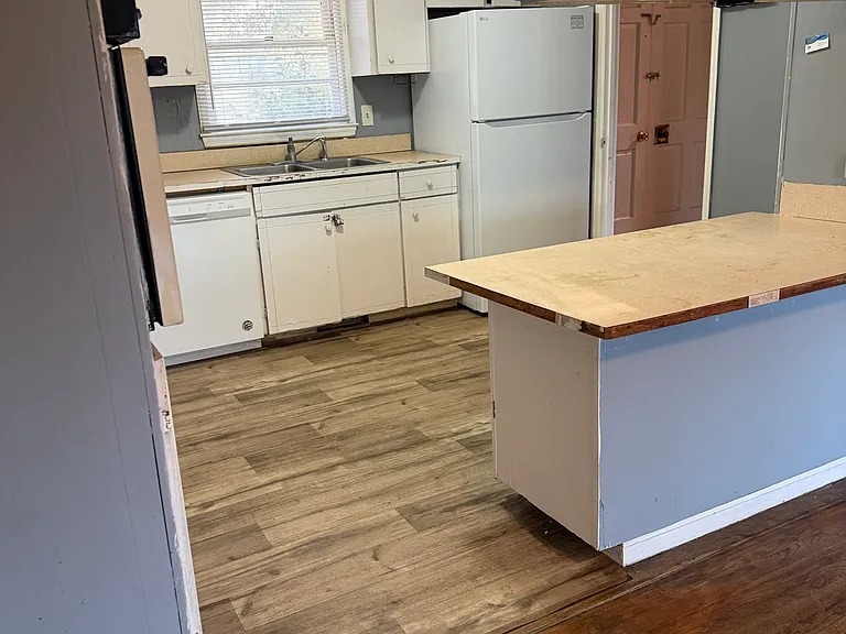 145 N Main St SW — Photo 4