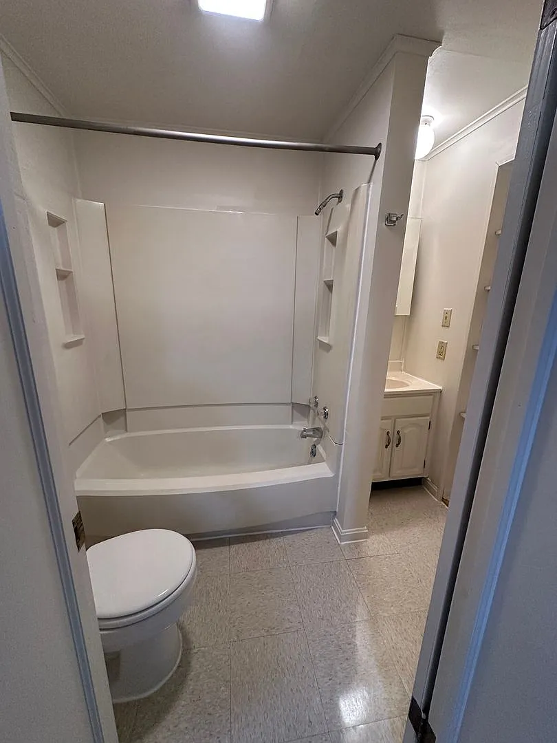 Spacious 1 First Floor 1 Bedroom 1 Bath Apartment — Photo 3