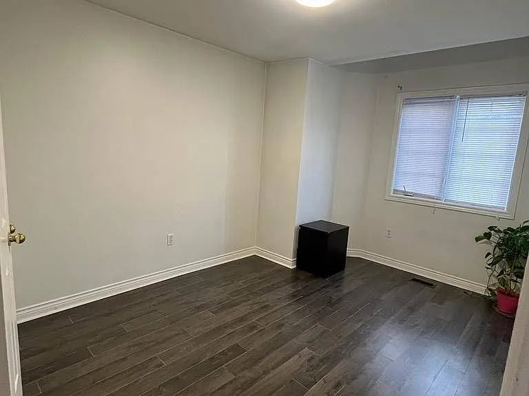 32 Dooley Cres #MAIN FLOOR — Photo 11