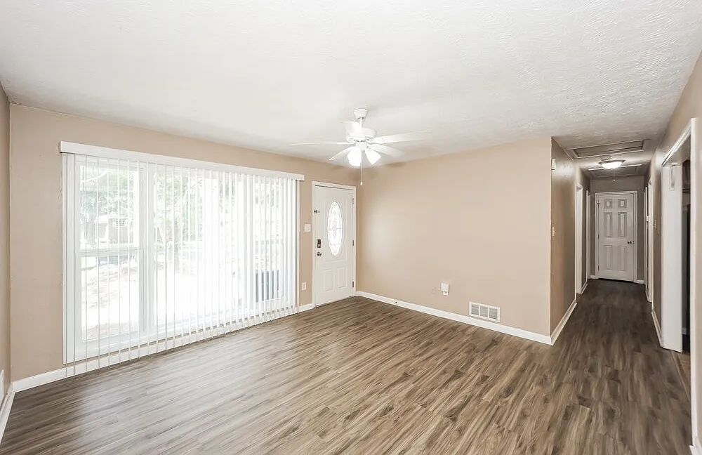 3 bed, 1.5 bath, 1040 sqft, $1,695 — Photo 4