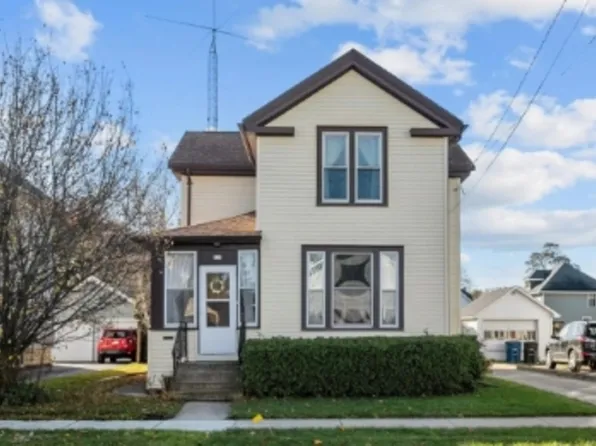 317 W 14th Ave #A, Oshkosh, WI 54902