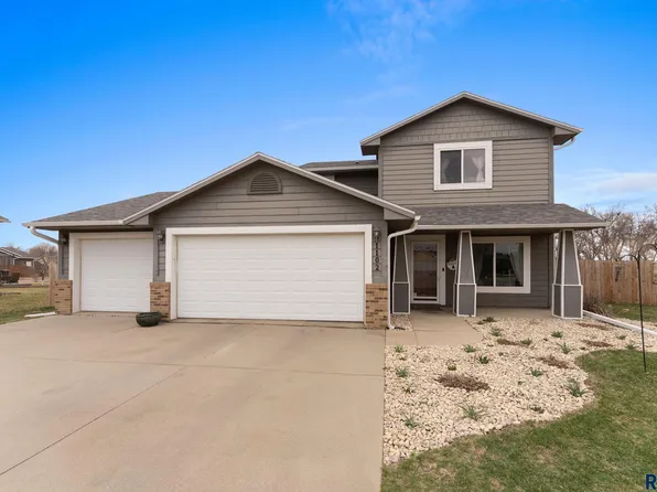 1102 Hemlock Cir, Harrisburg, SD 57032