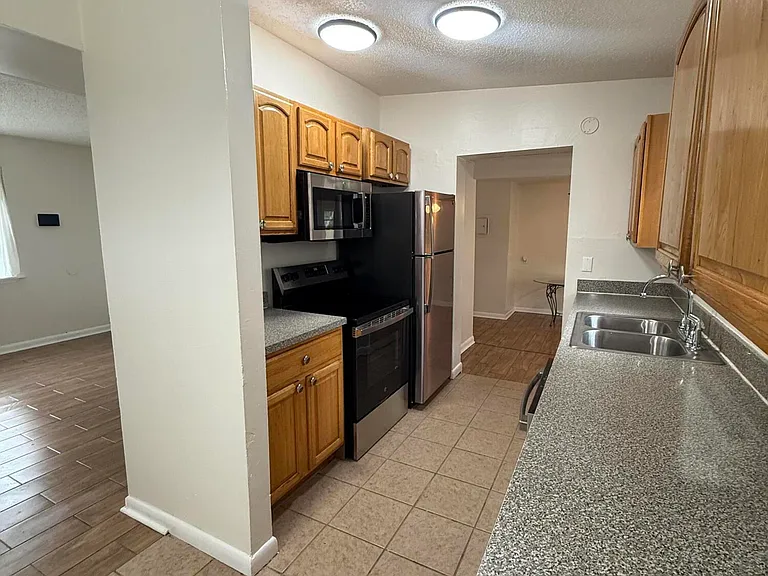 909 La Marche Dr — Photo 8