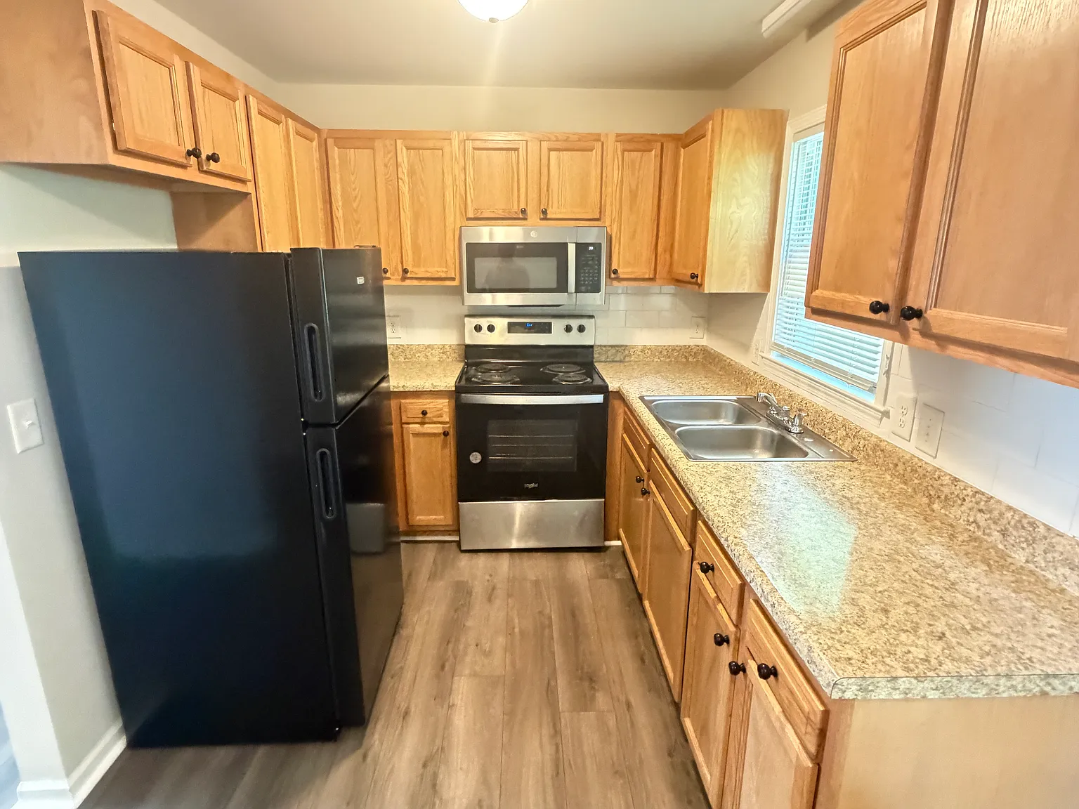 2 bed, 1.5 bath, 900 sqft, $1,100 — Photo 4