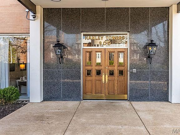 3rd image of 900 S Hanley Rd APT 5C