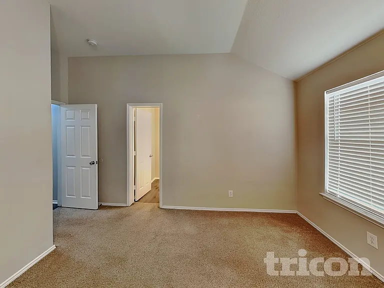 1584 Sandhurst Dr — Photo 9