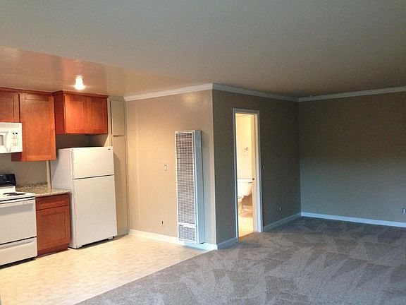 4th image of 30 Gladys Ct APT 1