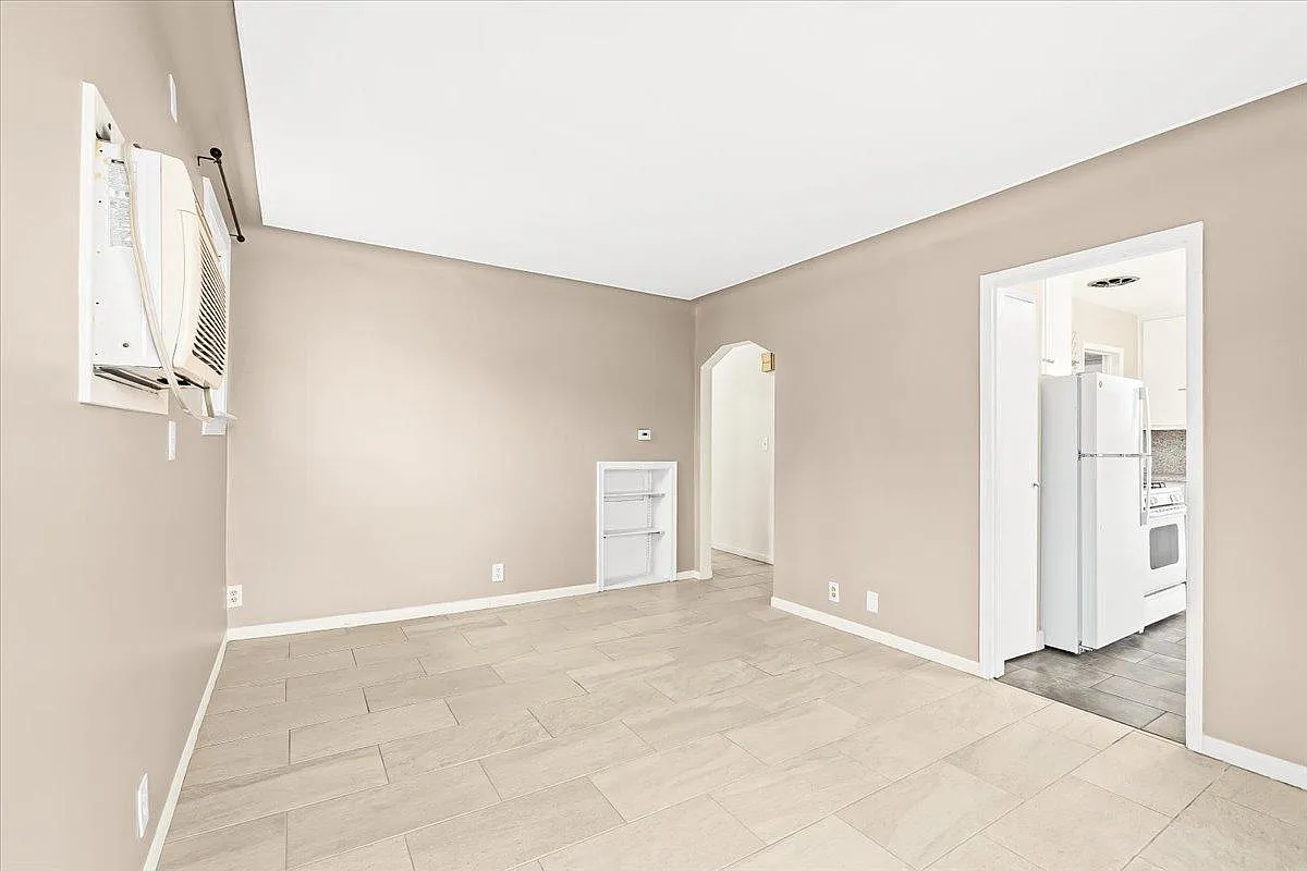 2 bed, 842 sqft, $1,525 — Photo 1