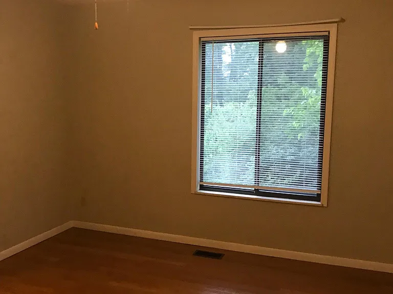 984 Crisfield Dr — Photo 3