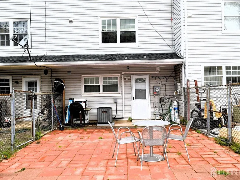 51 Larch St — Photo 29