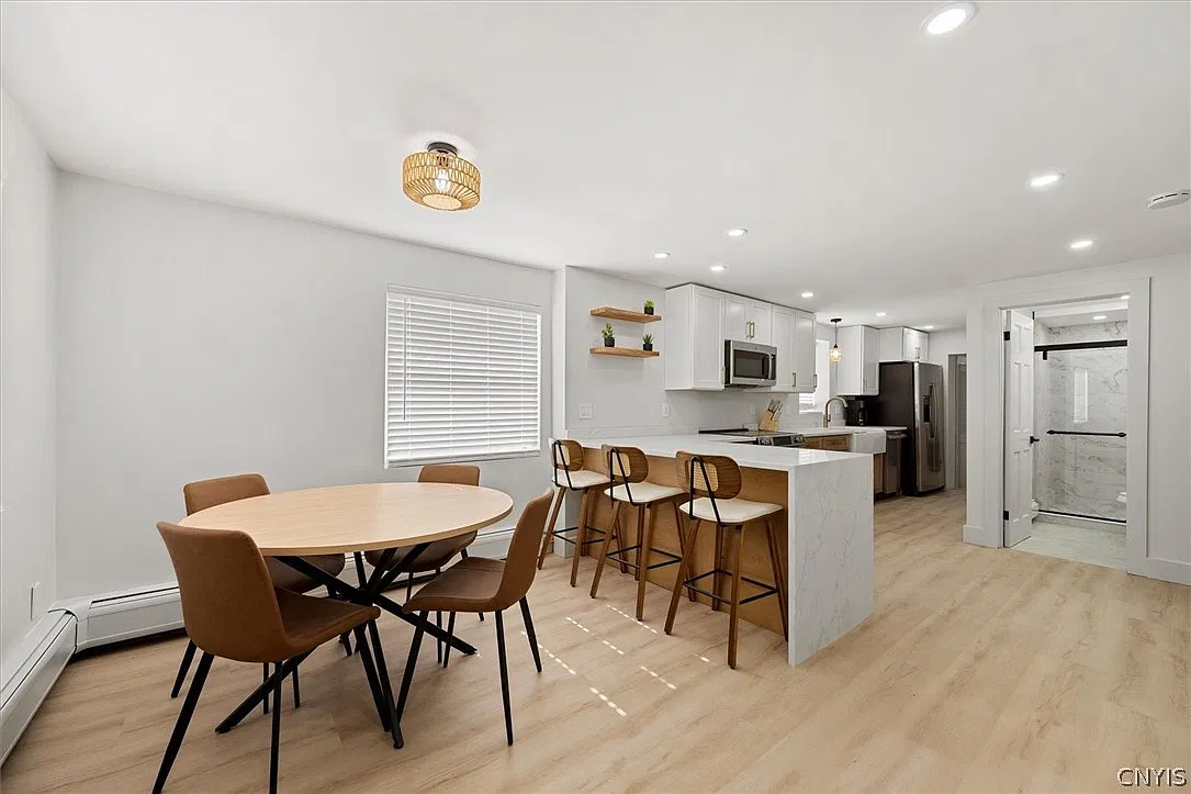 2 bed, 1.0 bath, 1896 sqft, $2,300 — Photo 2