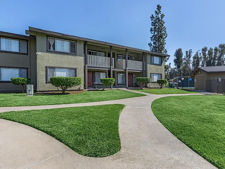 Saddleback Ranch Apartments — Photo 38