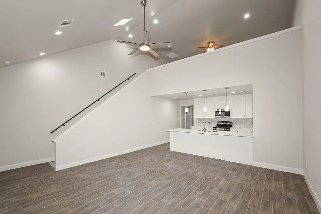7627 Woodford Ave - 7627 Woodford — Photo 3