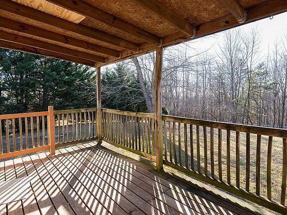 2nd image of 106 Daniels Dell Ln