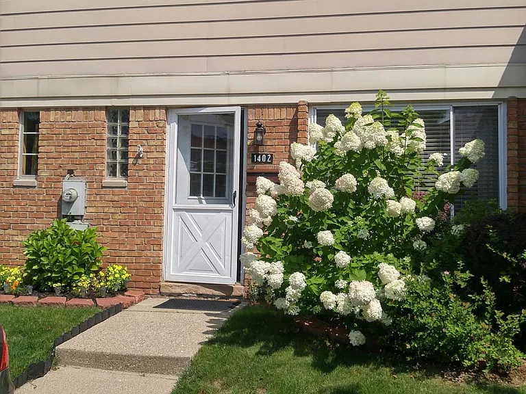 1402 Laurel Valley Dr — Photo 1
